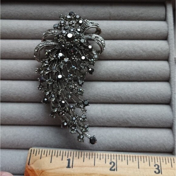 Rhinestone Sparkle Silver/black Brooch Starburst bow - Picture 7 of 7